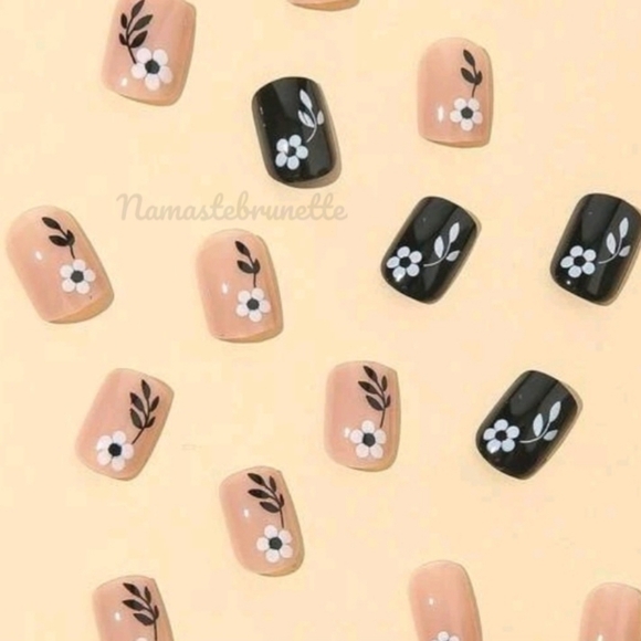 2/$16 Floral Short Press On Nails - Picture 11 of 17